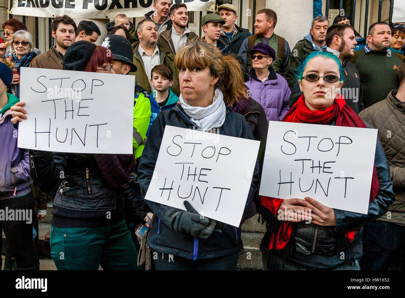 Chasse à la lutte contre les manifestants et Southdown Hunt's Geauga Lake'S Wildwater Kingdom Réunion annuelle de Boxing Day, High Street, Lewes, East Sussex, UK Banque D'Images