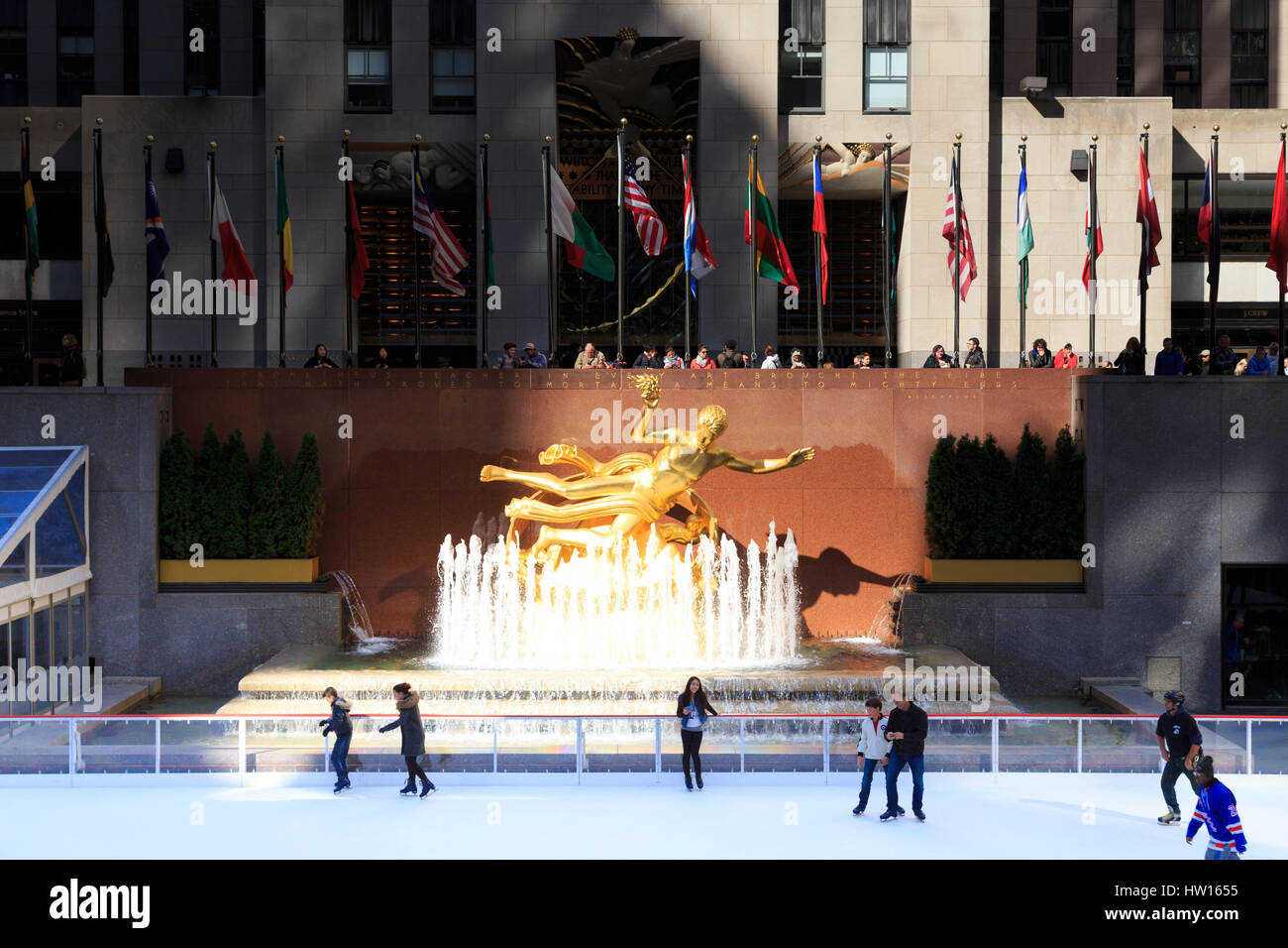 USA, New York, New York, Manhattan, Rockefeller Center, patinoire, Prometheus Statue Banque D'Images