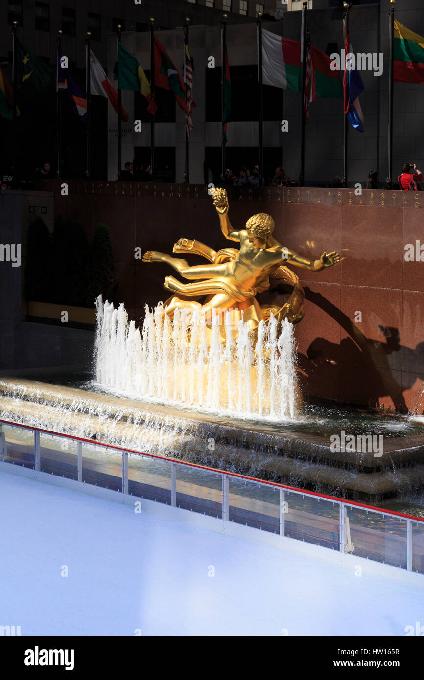 USA, New York, New York, Manhattan, Rockefeller Center, patinoire, Prometheus Statue Banque D'Images