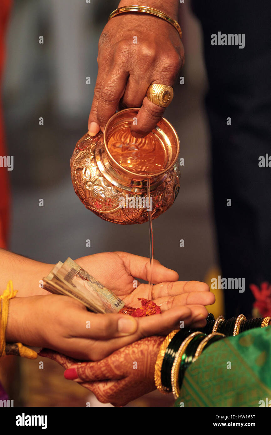 Kanyadaan ou don d'une cérémonie de mariage de jeune fille hindoue rituel. Banque D'Images