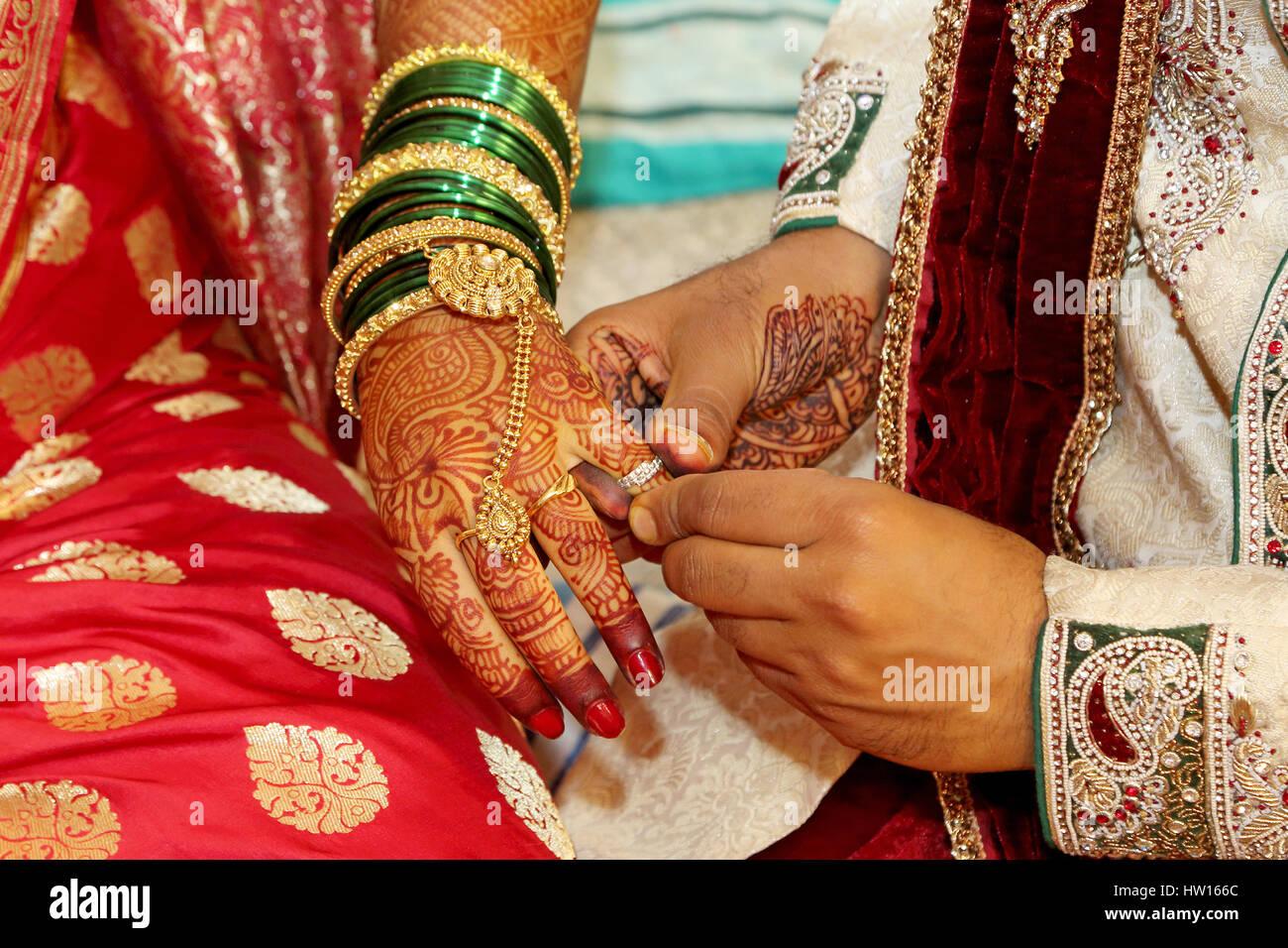 Bague de fiançailles change, un rituel qui a lieu avant le mariage hindou. Pune, Maharashtra Banque D'Images