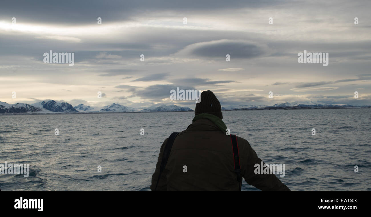 Au-delà des glaciers, photographe du scoutisme sur Svalbard Banque D'Images
