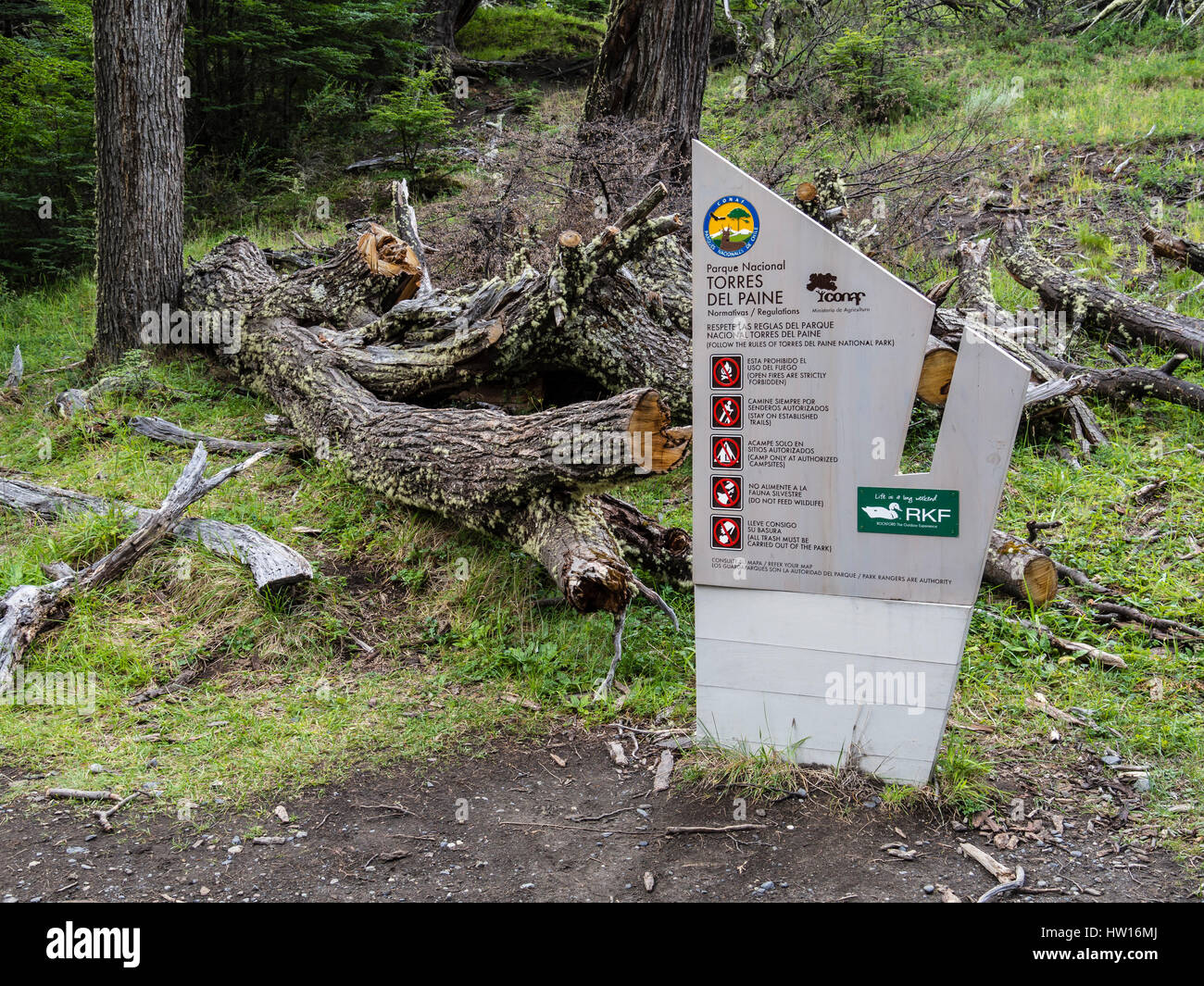 Plaque d'information, règles montrant comment se comporter dans le parc national, le parc national Torres del Paine, Patagonie, Chili Banque D'Images Plaque d'information, règles montrant comment se comporter dans le parc national, le parc national Torres del Paine, Patagonie, Chili Banque D'Images
