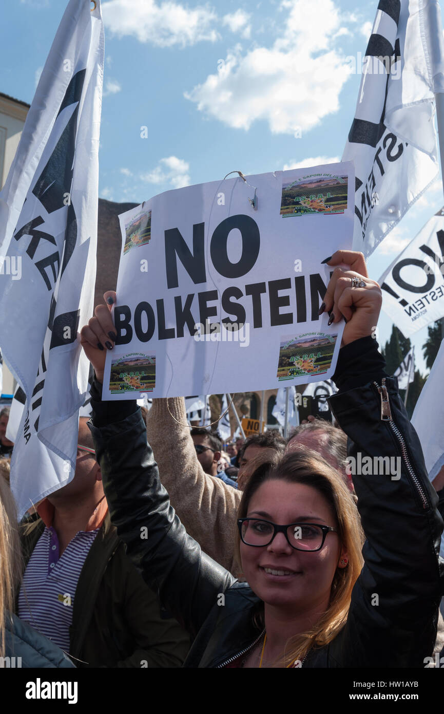 Rome, Italie. Mar 15, 2017. Environ 3 000 vendeurs de rue venant de diverses régions italiennes ont protesté sur la place de la République contre la directive Bolkestein. Assisté par les membres de certains partis politiques comme Forza Italie, frères de l'Italie et le mouvement 5 étoiles. Credit : Leo Claudio De Petris/Pacific Press/Alamy Live News Banque D'Images