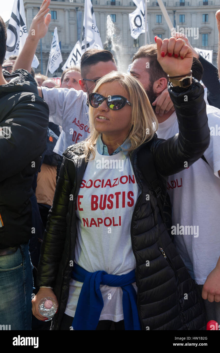 Rome, Italie. Mar 15, 2017. Environ 3 000 vendeurs de rue venant de diverses régions italiennes ont protesté sur la place de la République contre la directive Bolkestein. Assisté par les membres de certains partis politiques comme Forza Italie, frères de l'Italie et le mouvement 5 étoiles. Credit : Leo Claudio De Petris/Pacific Press/Alamy Live News Banque D'Images