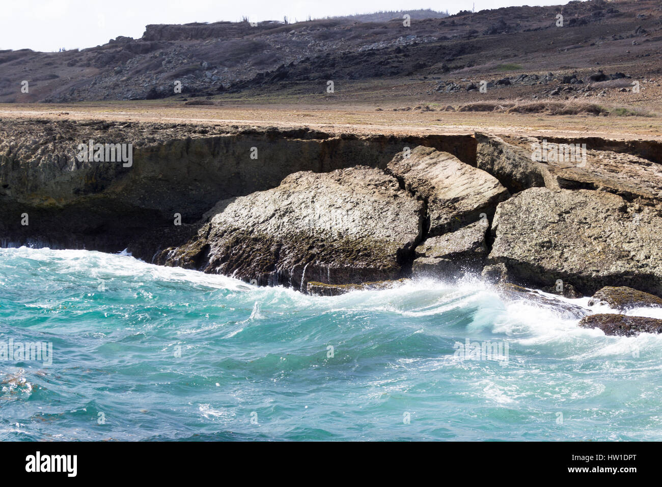 Les eaux bleu azur de la mer des Caraïbes sur l'accident pont naturel s'est effondré sur la rive nord d'Aruba. Banque D'Images