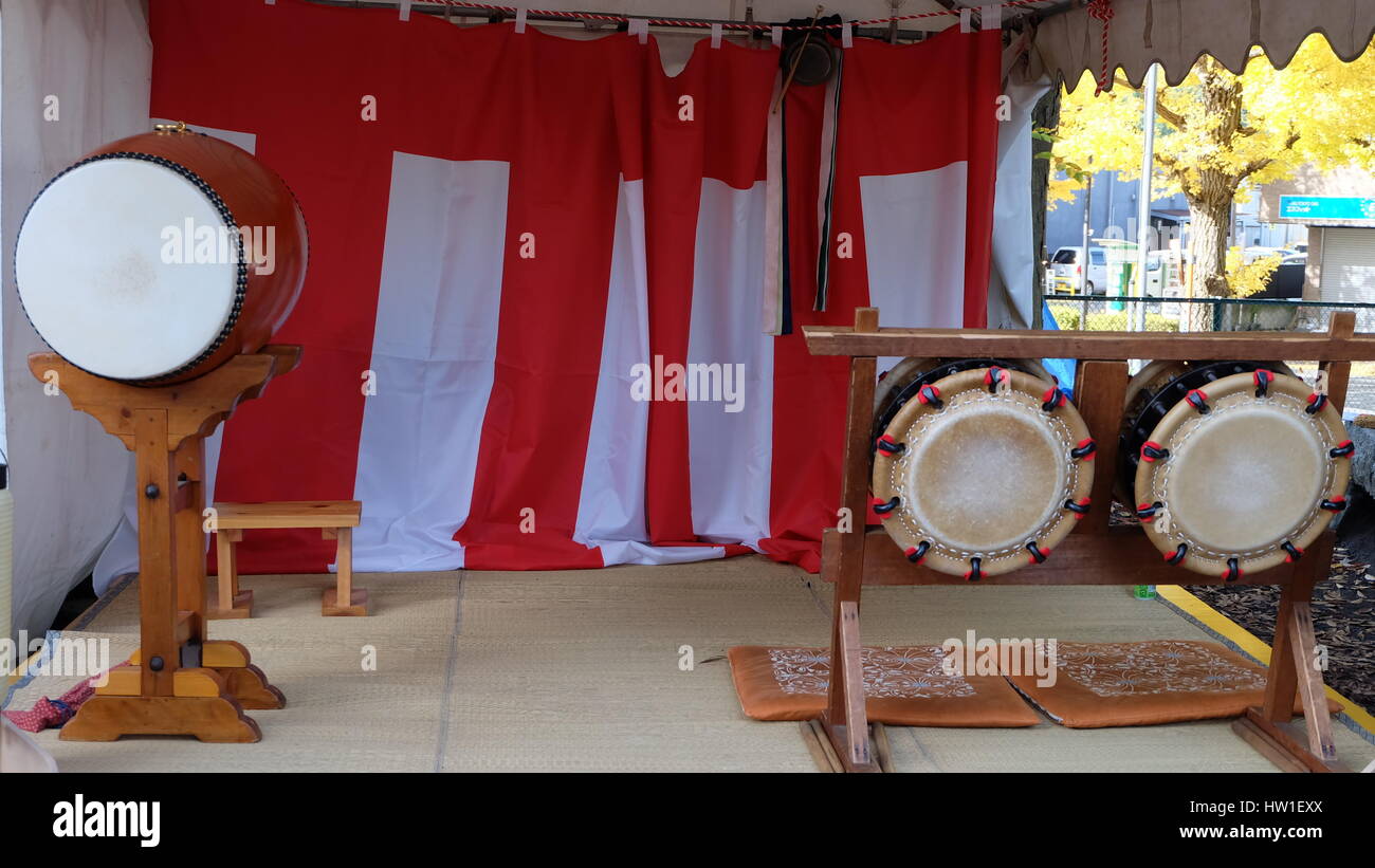 Tambour traditionnel japonais sur une scène vide, à un festival de quartier Banque D'Images