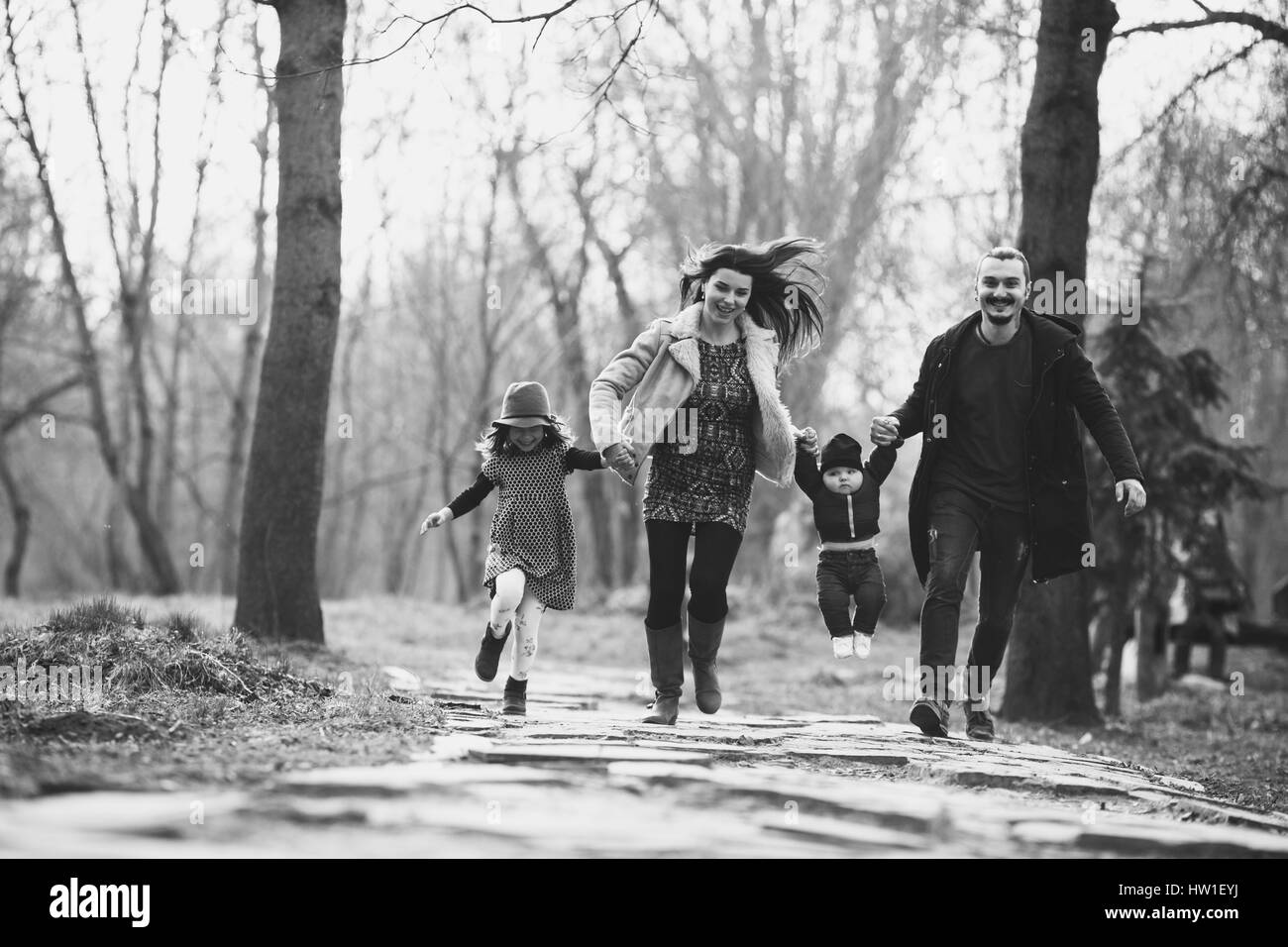 Happy Family walking in the autumn park Banque D'Images
