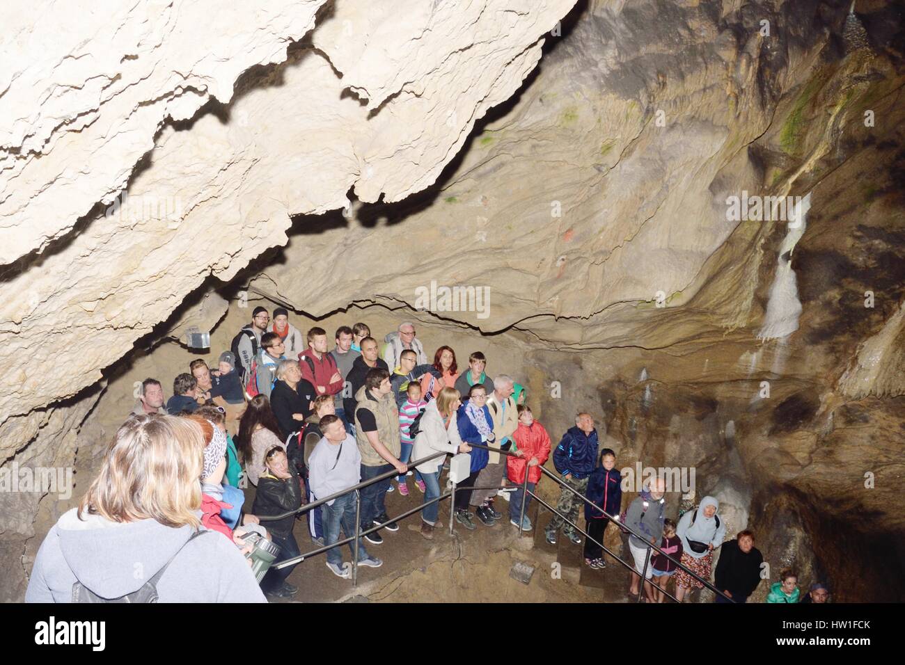 Grotte de BELIANSKA SLOVAQUIE 27 AOÛT 2015 : les touristes appréciant visite Banque D'Images