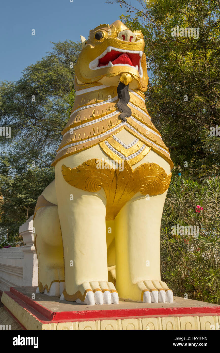 Garde à l'entrée de la Pagode Kaunghmudaw, Rhône-Alpes, au Myanmar Banque D'Images