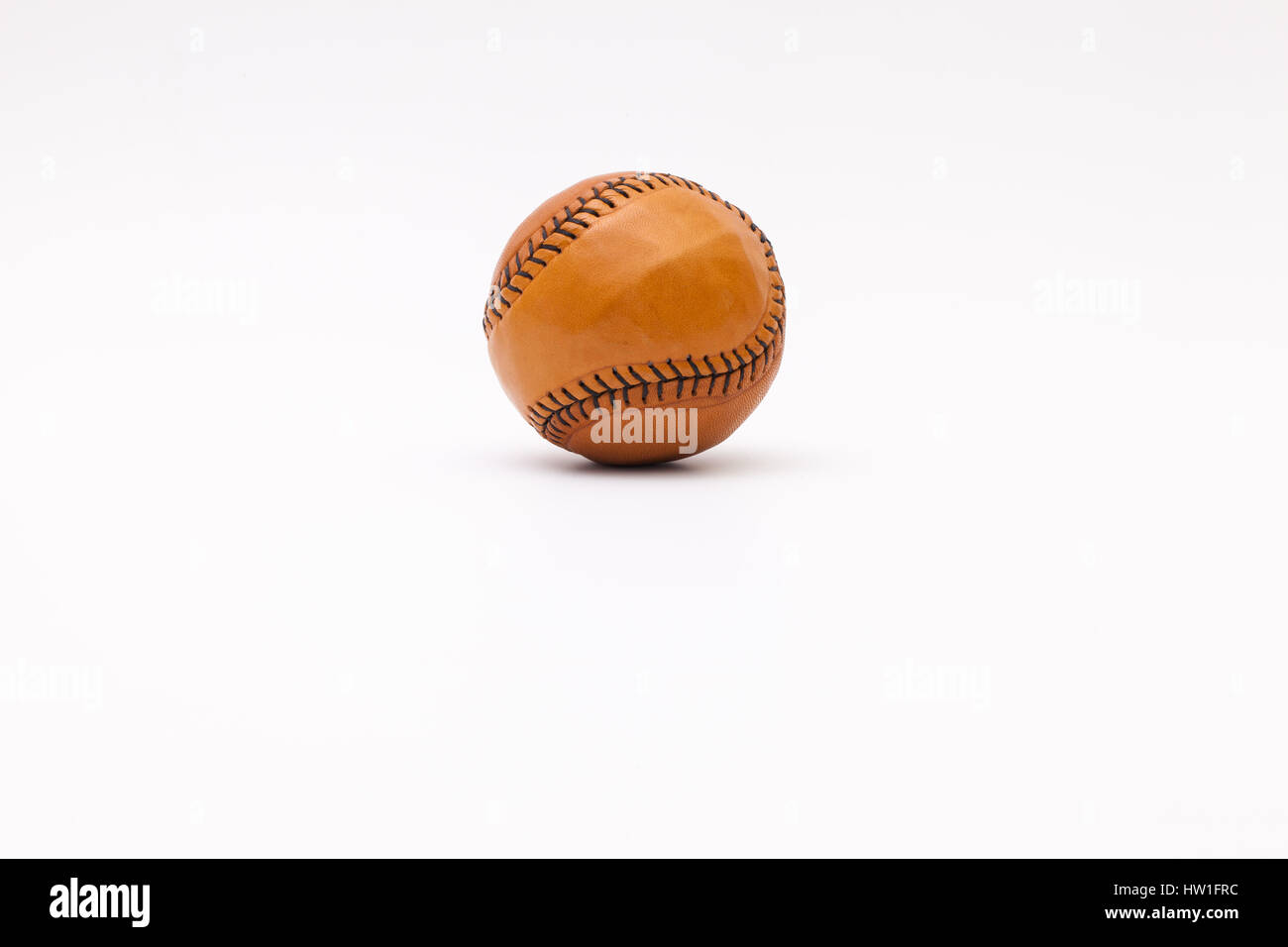 Balle de baseball en cuir sur le tableau blanc Banque D'Images