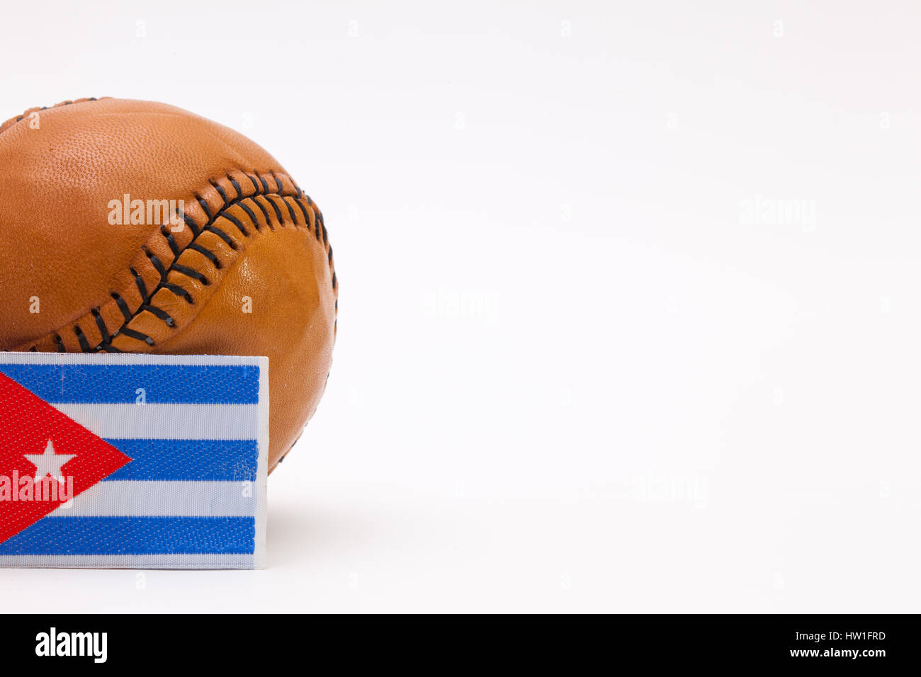 Balle de baseball en cuir et sur le drapeau cubain tableau blanc Banque D'Images