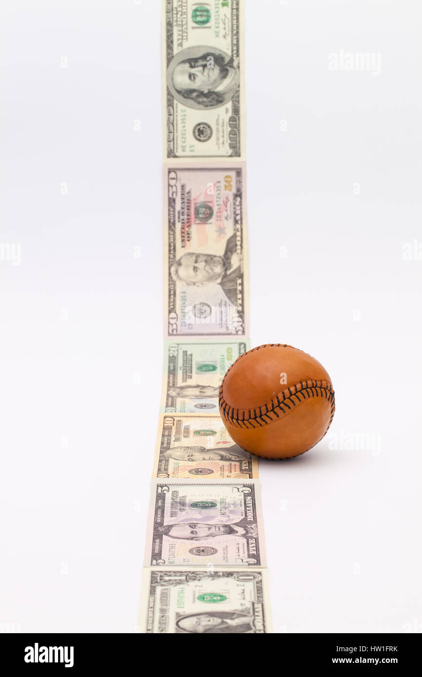 Balle de baseball en cuir et de billets en dollars US sur le tableau blanc Banque D'Images