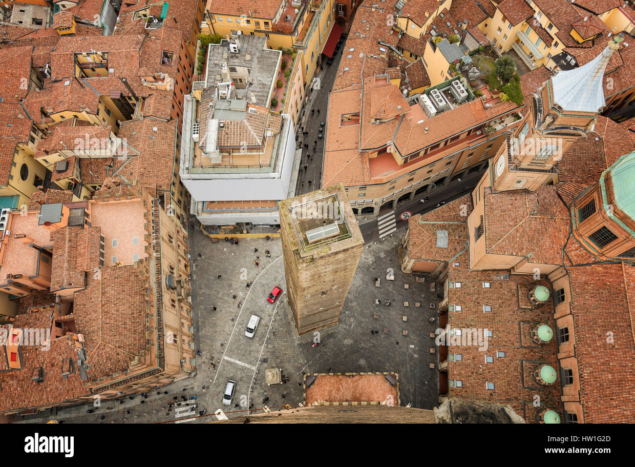 Image aérienne de rues de Bologne et la plus petite des deux tours - la tour Garisenda. Banque D'Images
