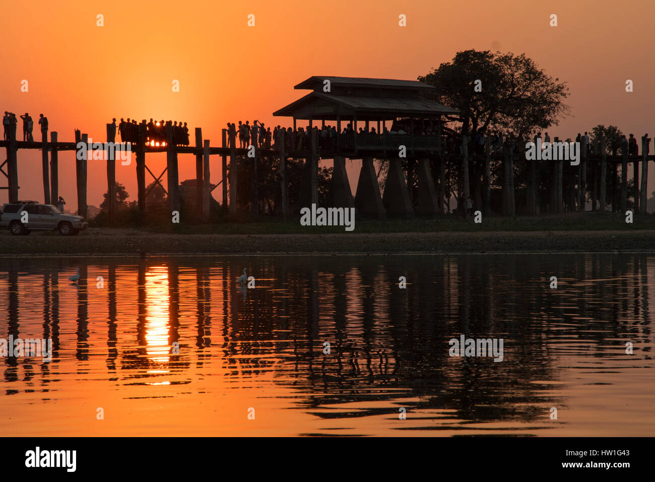 Coucher du soleil à U Bein Bridge, près de Amarapura, Myanmar Banque D'Images