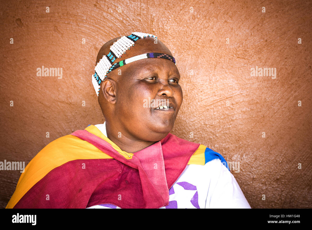 Lesedi Cultural Village, AFRIQUE DU SUD - 4 novembre 2016 : Portrait of a senior woman wearing tribus Ndebele robe traditionnelle. Banque D'Images