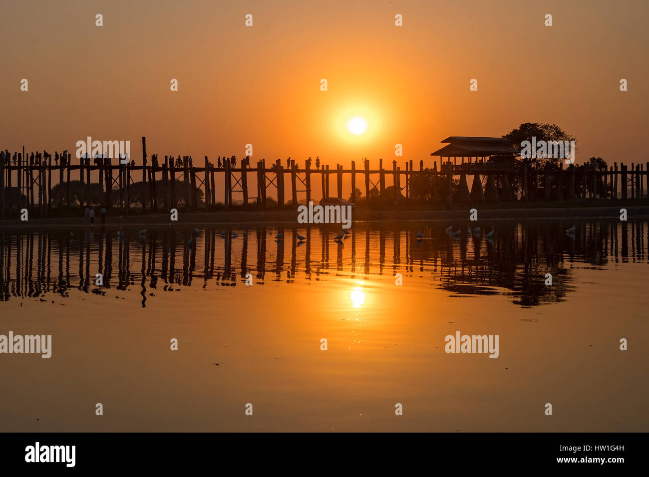 Coucher du soleil à U Bein Bridge, près de Amarapura, Myanmar Banque D'Images