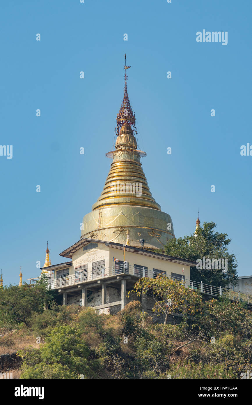 L'Irrawaddy River au-dessus de Stupa, près de Mandalay, Myanmar Banque D'Images