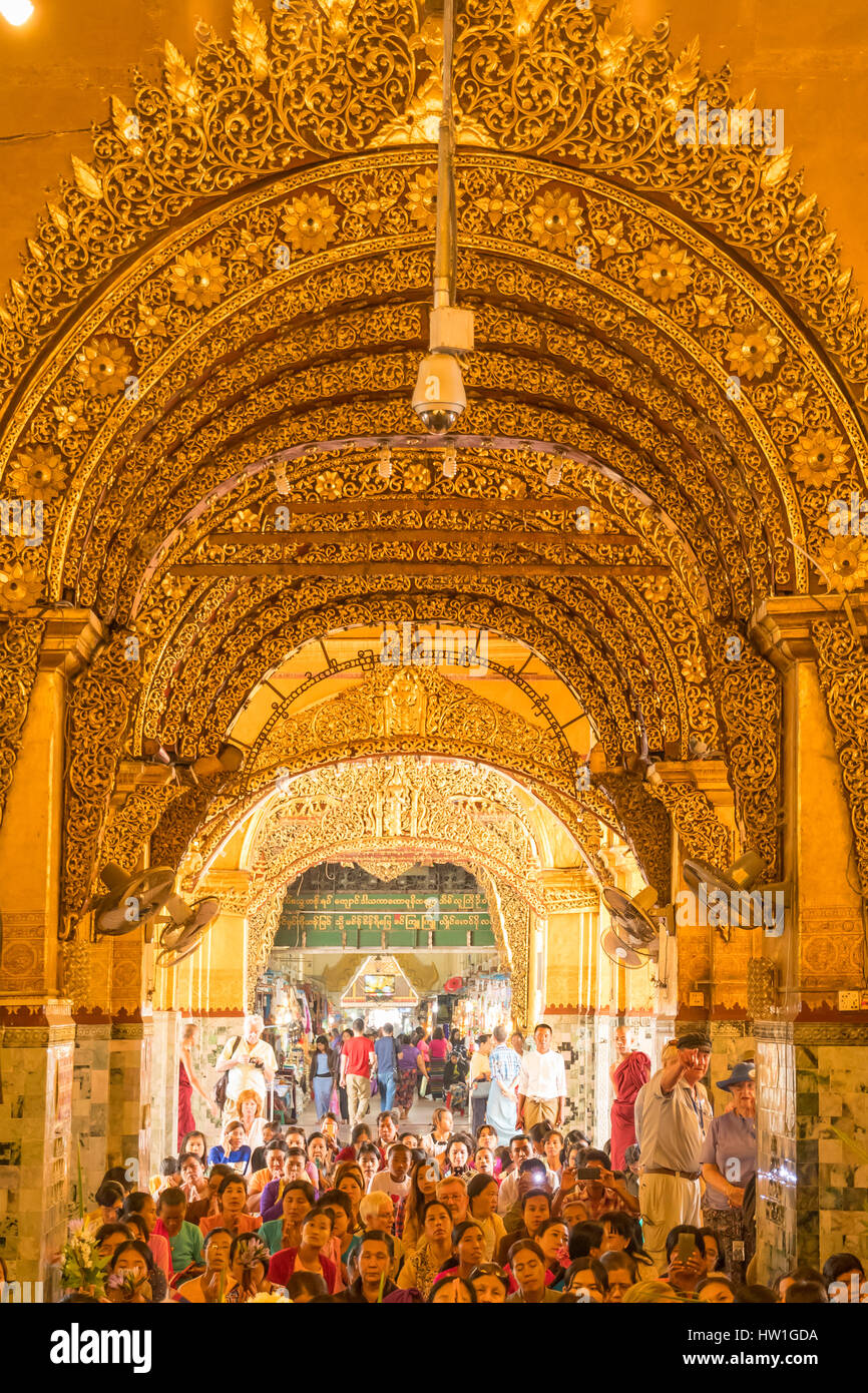 À l'intérieur de la Pagode Mahamuni, Mandalay, Myanmar Banque D'Images