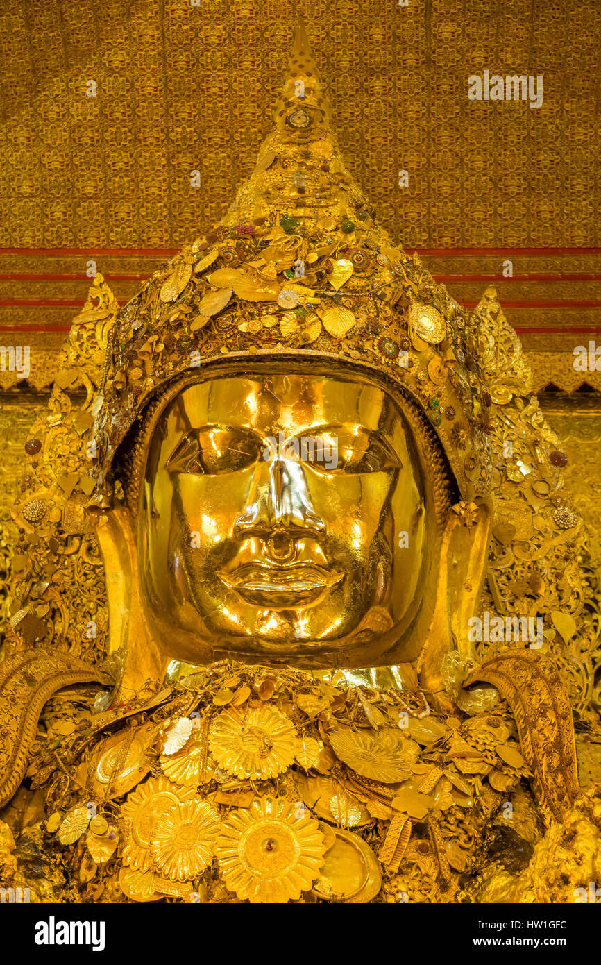 Bouddha en or dans la Pagode Mahamuni, Mandalay, Myanmar Banque D'Images