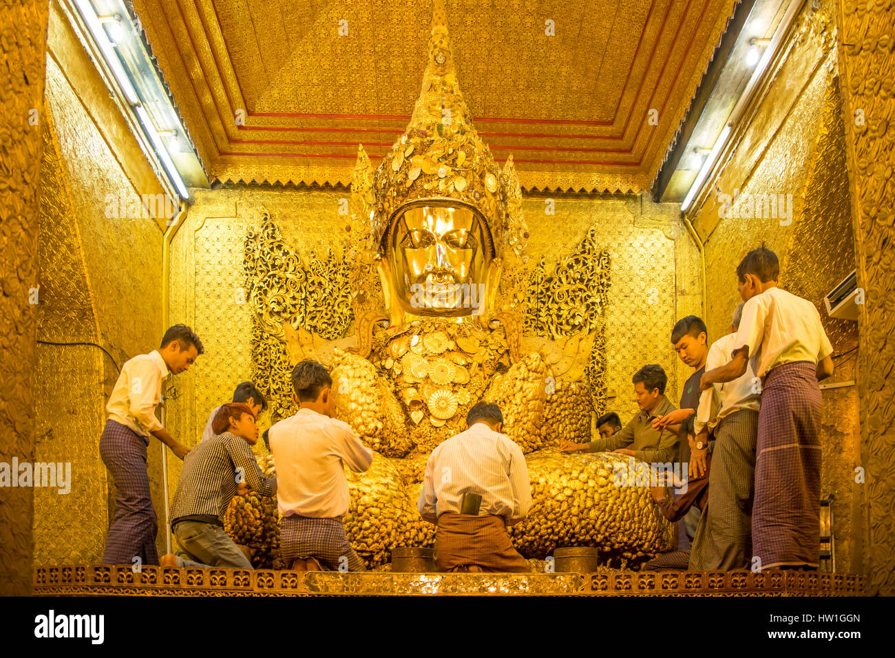 Bouddha en or dans la Pagode Mahamuni, Mandalay, Myanmar Banque D'Images
