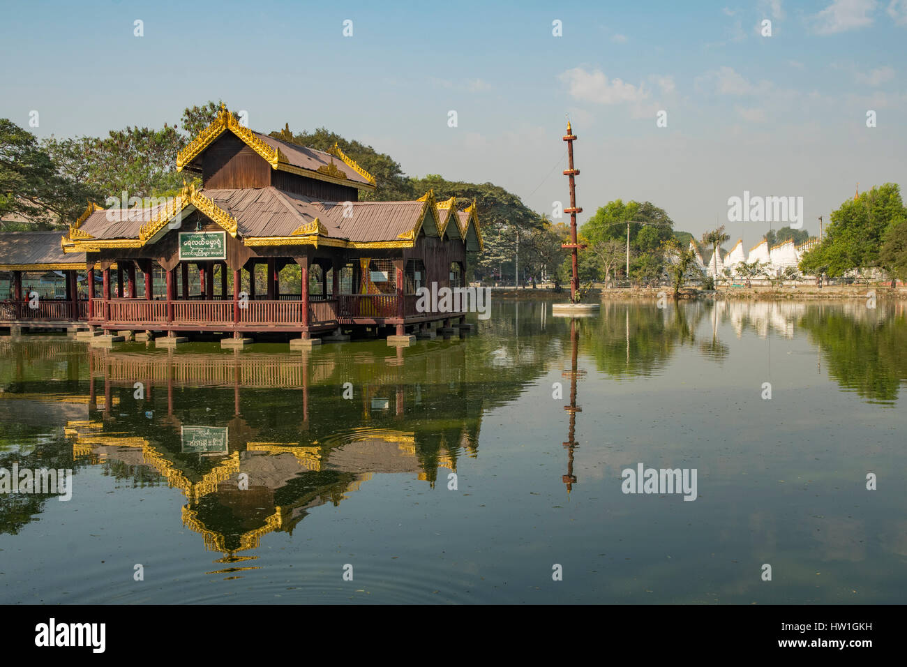 Réflexions à Khutodaw Pagode, Mandalay, Myanmar Banque D'Images