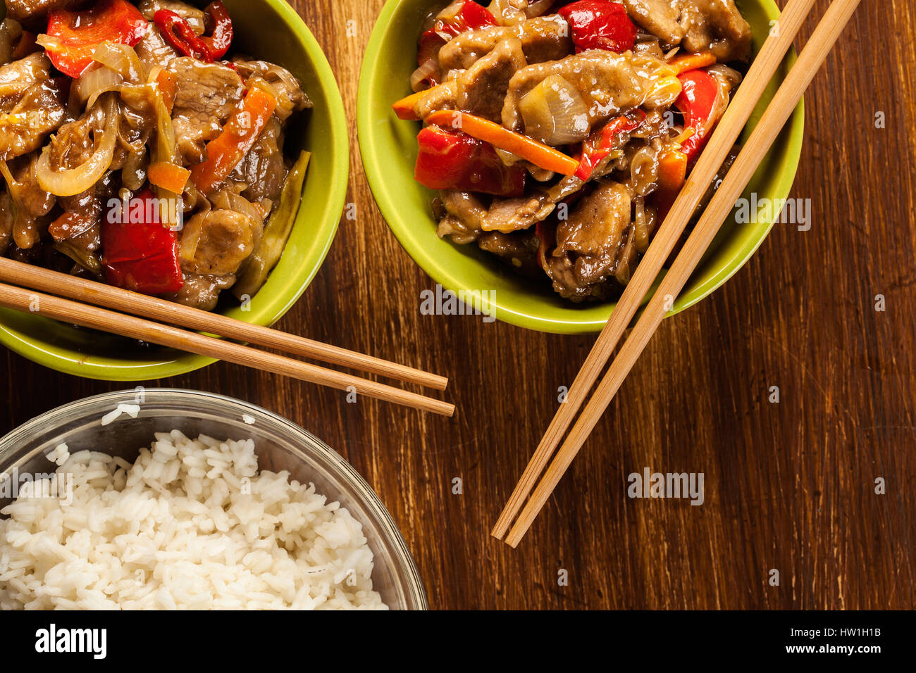 Rôti de surlonge de porc collant chinois avec une sauce sucré et salé servi avec riz bouilli Banque D'Images