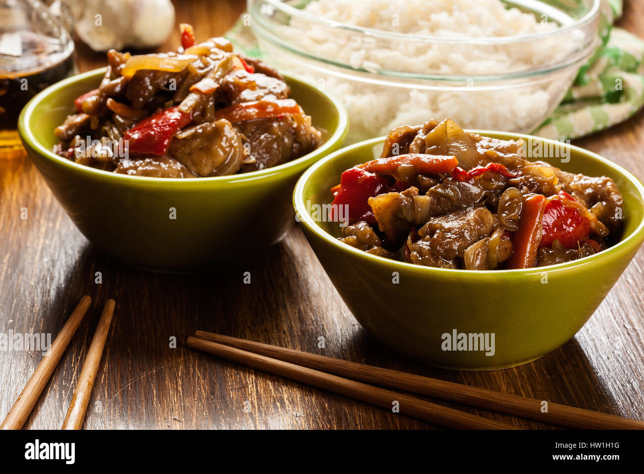 Rôti de surlonge de porc collant chinois avec une sauce sucré et salé servi avec riz bouilli Banque D'Images