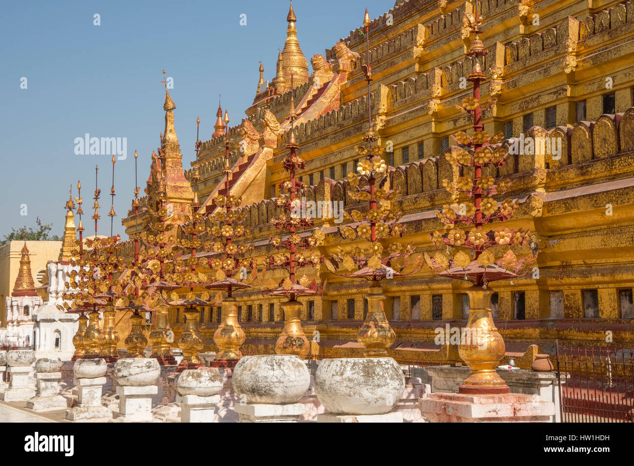 Les Stupas de décoration au Temple Shwezigon Bagan, Myanmar, Banque D'Images