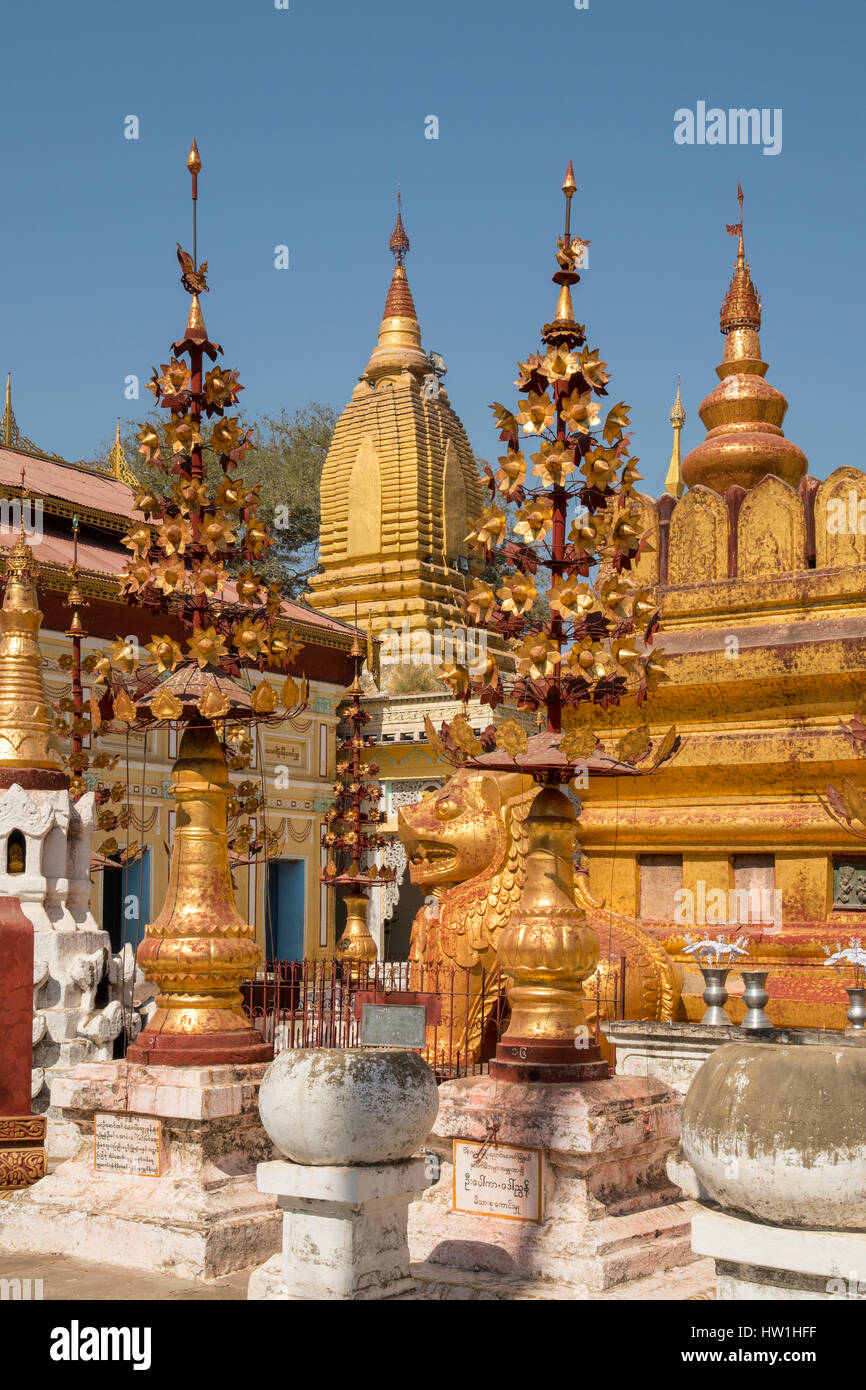 Les Stupas de décoration au Temple Shwezigon Bagan, Myanmar, Banque D'Images