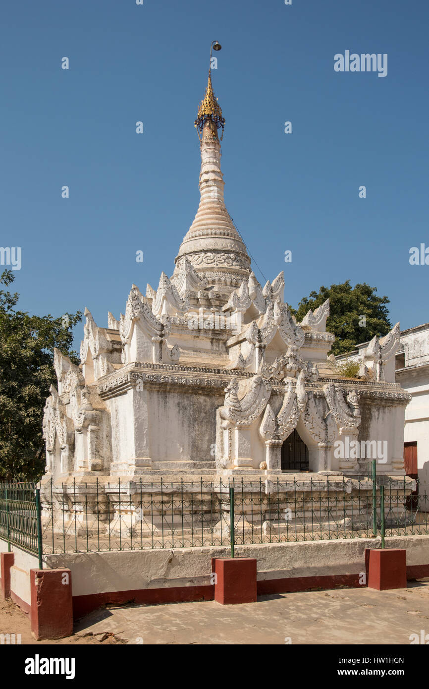 Petit Temple au Temple Shwezigon, Bagan, Myanmar Banque D'Images