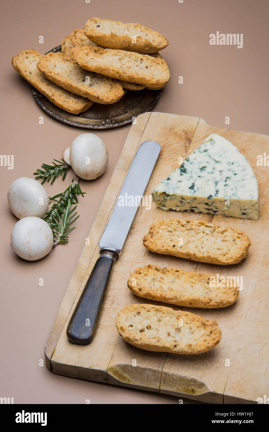 Couteau à fromage avec table, romarin et mushroons Banque D'Images