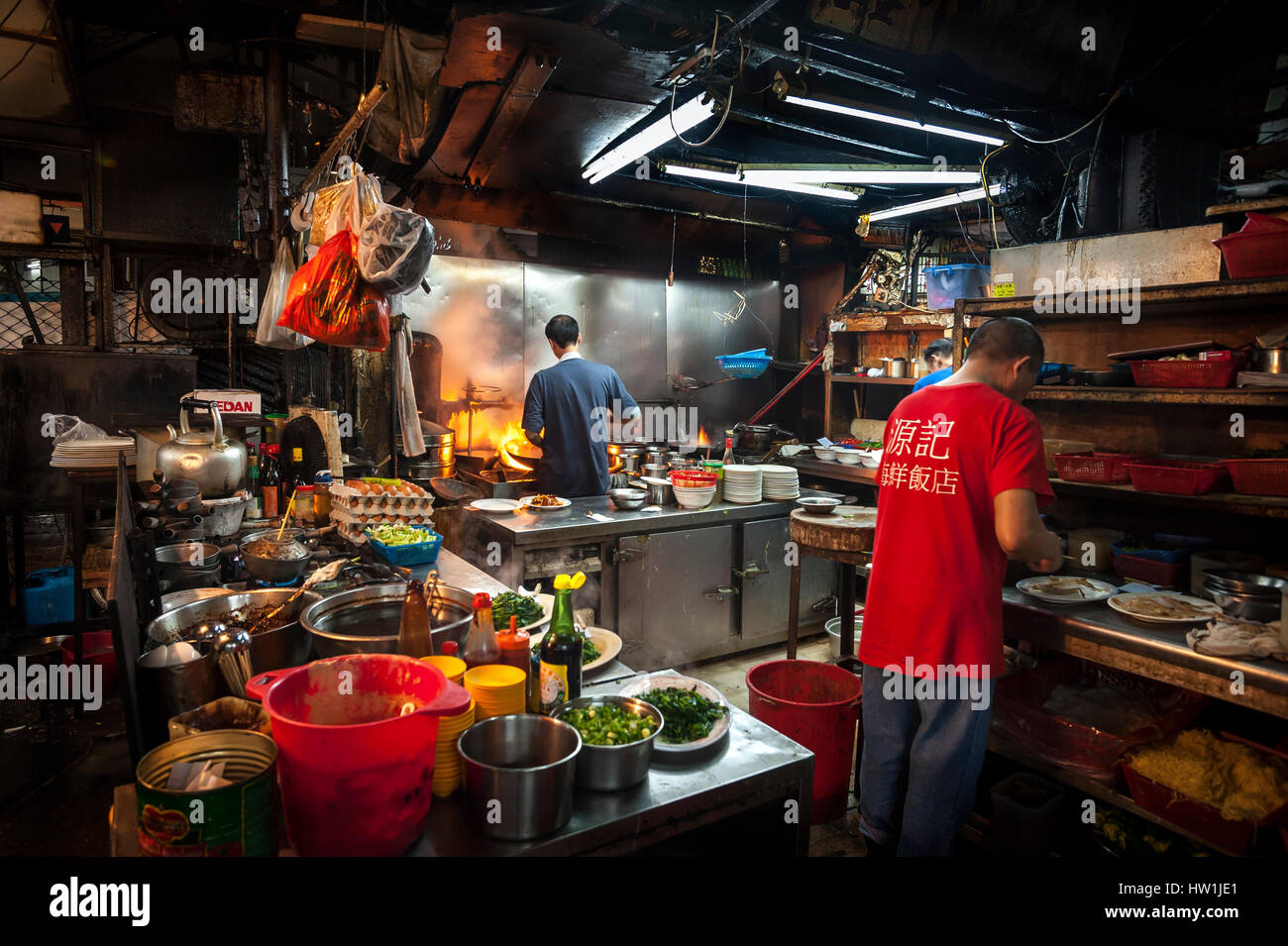 YAUMATEI, HONG KONG - Déc 2013 - Hong Kong un chef dans la cuisine de la rue remise en état d'aliments cuits Hawker Bazar, Yau Ma Tei, Hong Kong Banque D'Images