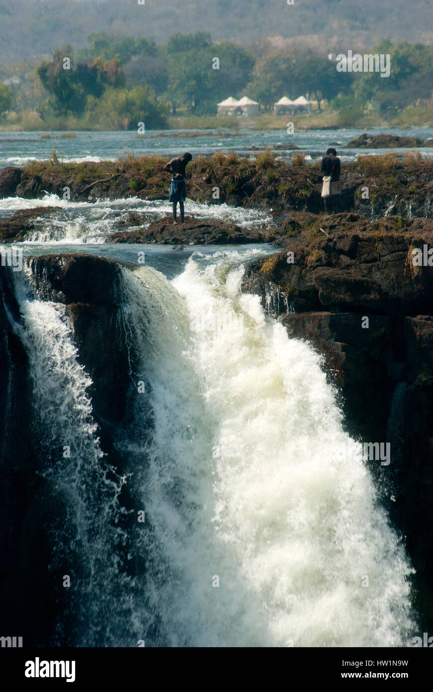 Pêcheur au Victoria Falls sur la rivière Zambèze, découvert par David Livingstone, en novembre 1855, au Zimbabwe Banque D'Images