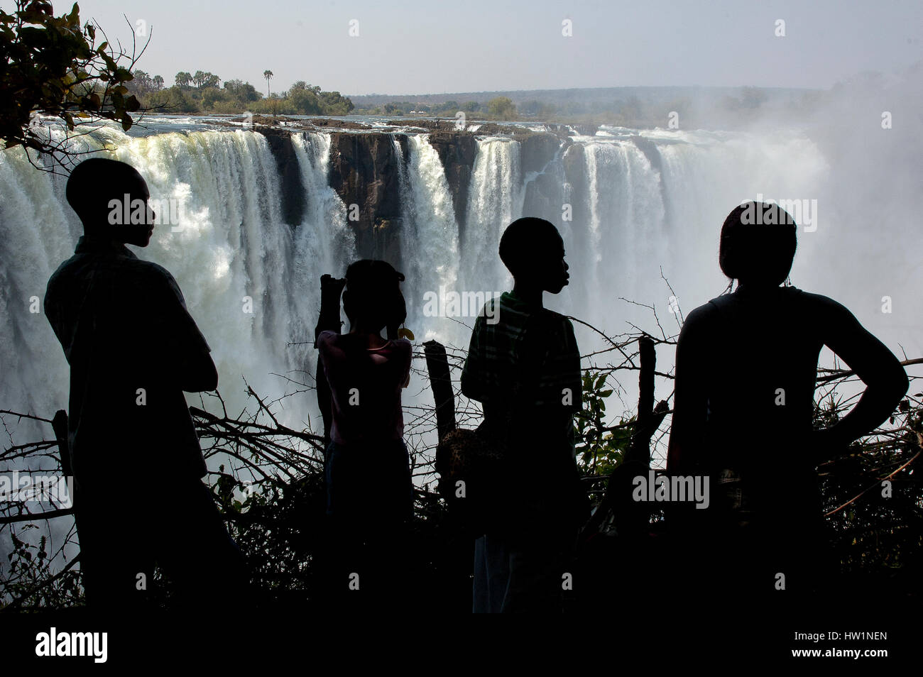 Les touristes appréciant les belles chutes Victoria sur le Zambèze, découvert par David Livingstone, en novembre 1855, au Zimbabwe Banque D'Images