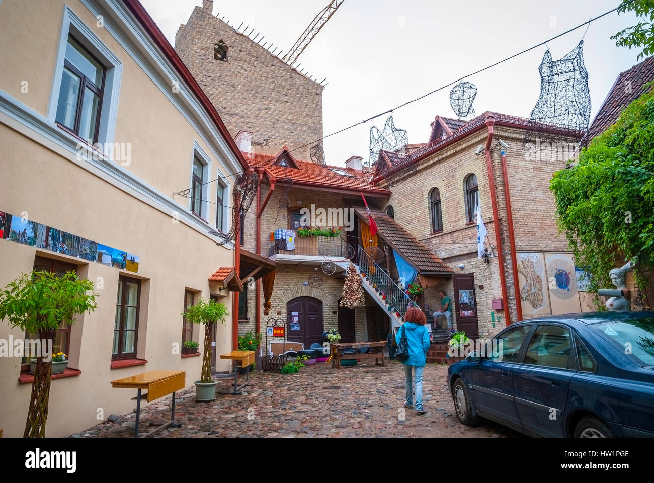 VILNIUS, LITUANIE - 11 juillet : extérieur de l'immeuble de logements dans la communauté autonome. Femme marche vers la chambre. Vêtements artificiel accroché sur corde. Ju Banque D'Images