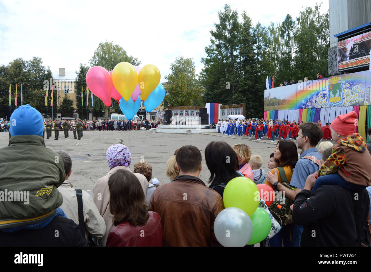 KOVROV, RUSSIE - septembre 5, 2015 : Anniversaire de la ville Kovrov. Square nommé d'après le 200e anniversaire de la ville. Les gens de regarder les concerts Banque D'Images