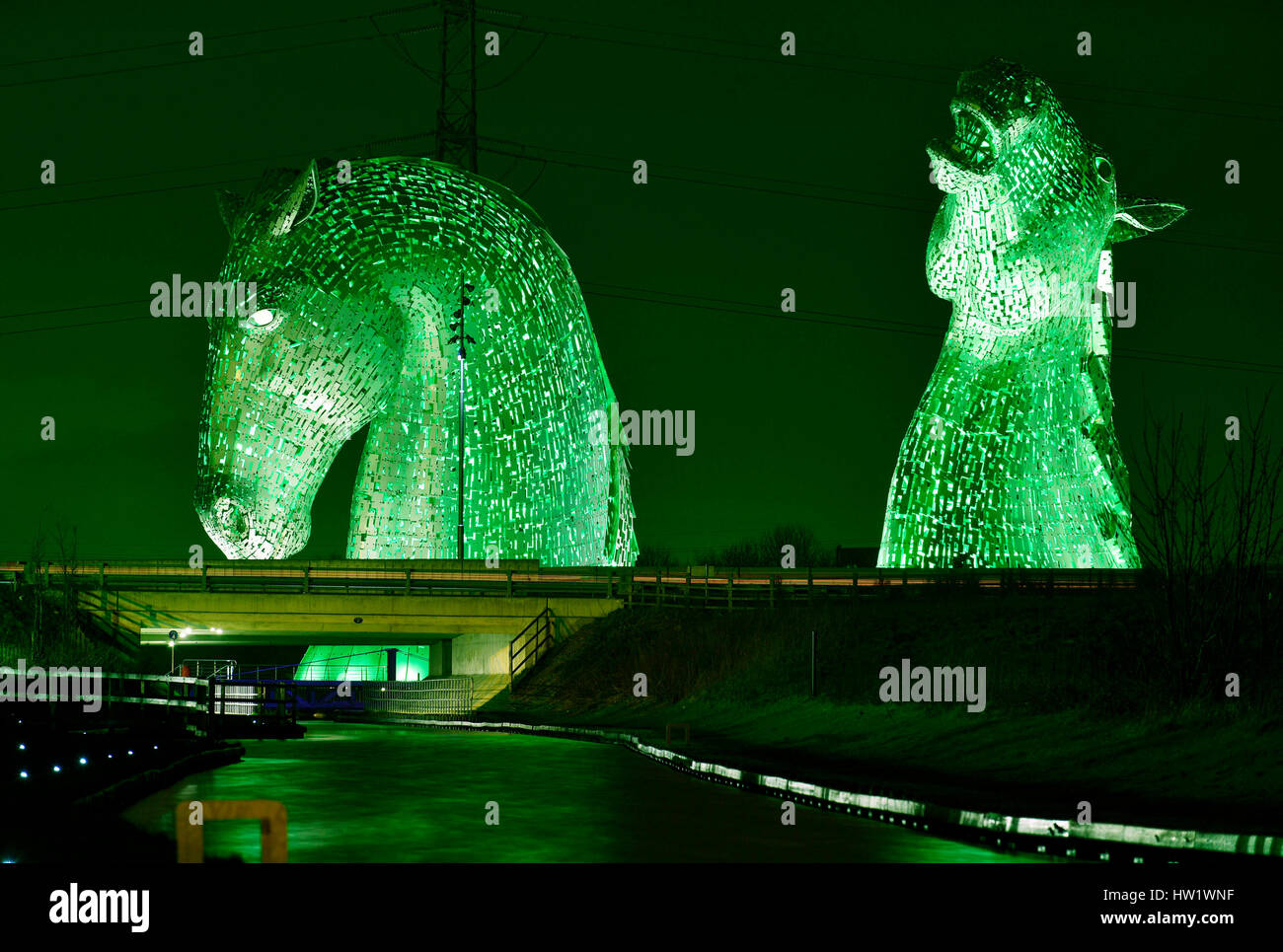 À l'embargo&ECIRC ; VENDREDI 17 MARS 0001 EDITORIAL UTILISEZ UNIQUEMENT LES Kelpies à Falkirk, en Écosse, est allumé en vert par Tourism Ireland pour célébrer St Patrick's Day, qui est le vendredi 17 mars. Banque D'Images