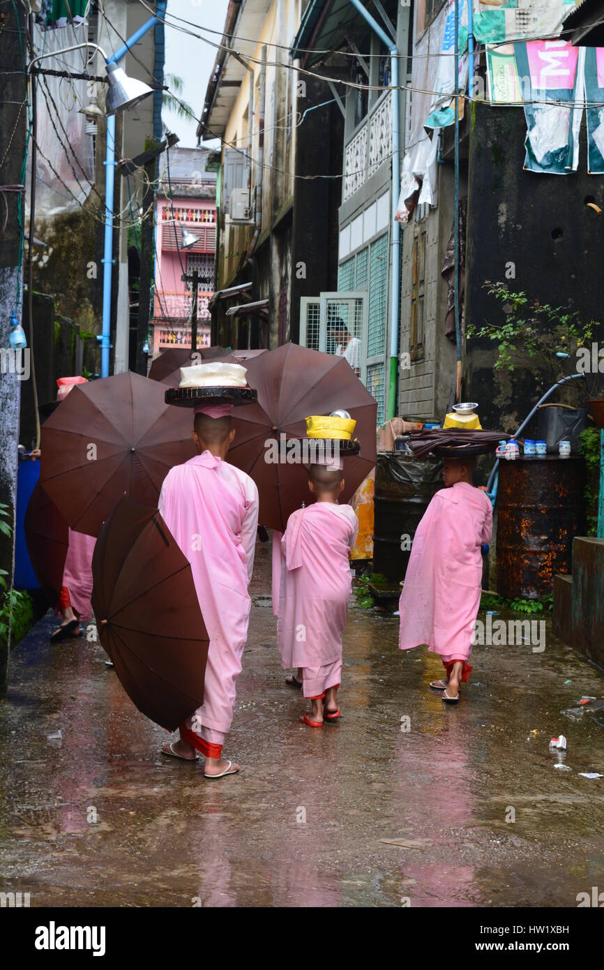 Trois nonnes birmanes de marcher dans les rues de Mawlamyine, Myanmar Banque D'Images