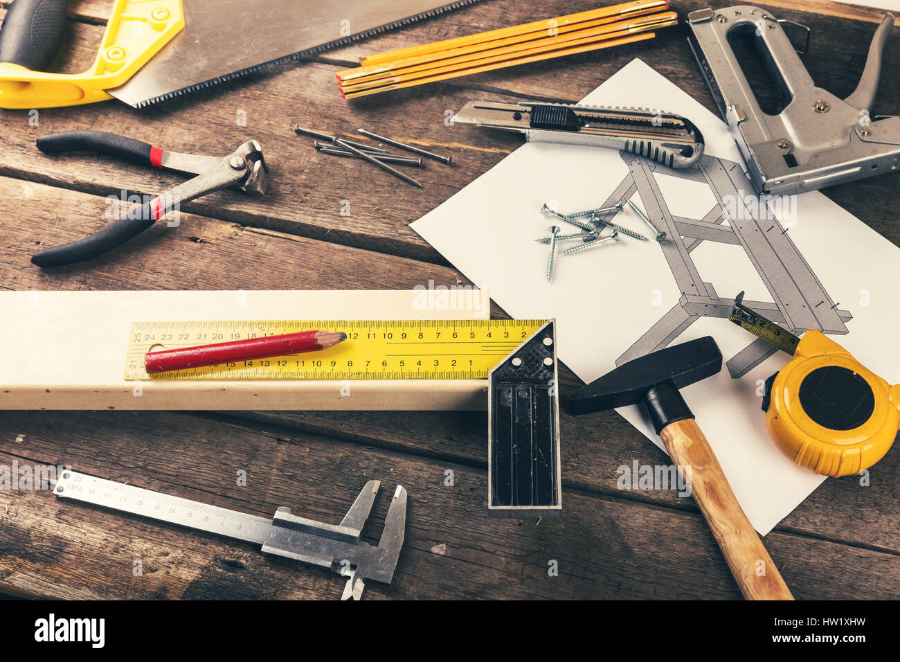 Carpenter outils de bricolage sur la vieille table en bois dans l'atelier Banque D'Images
