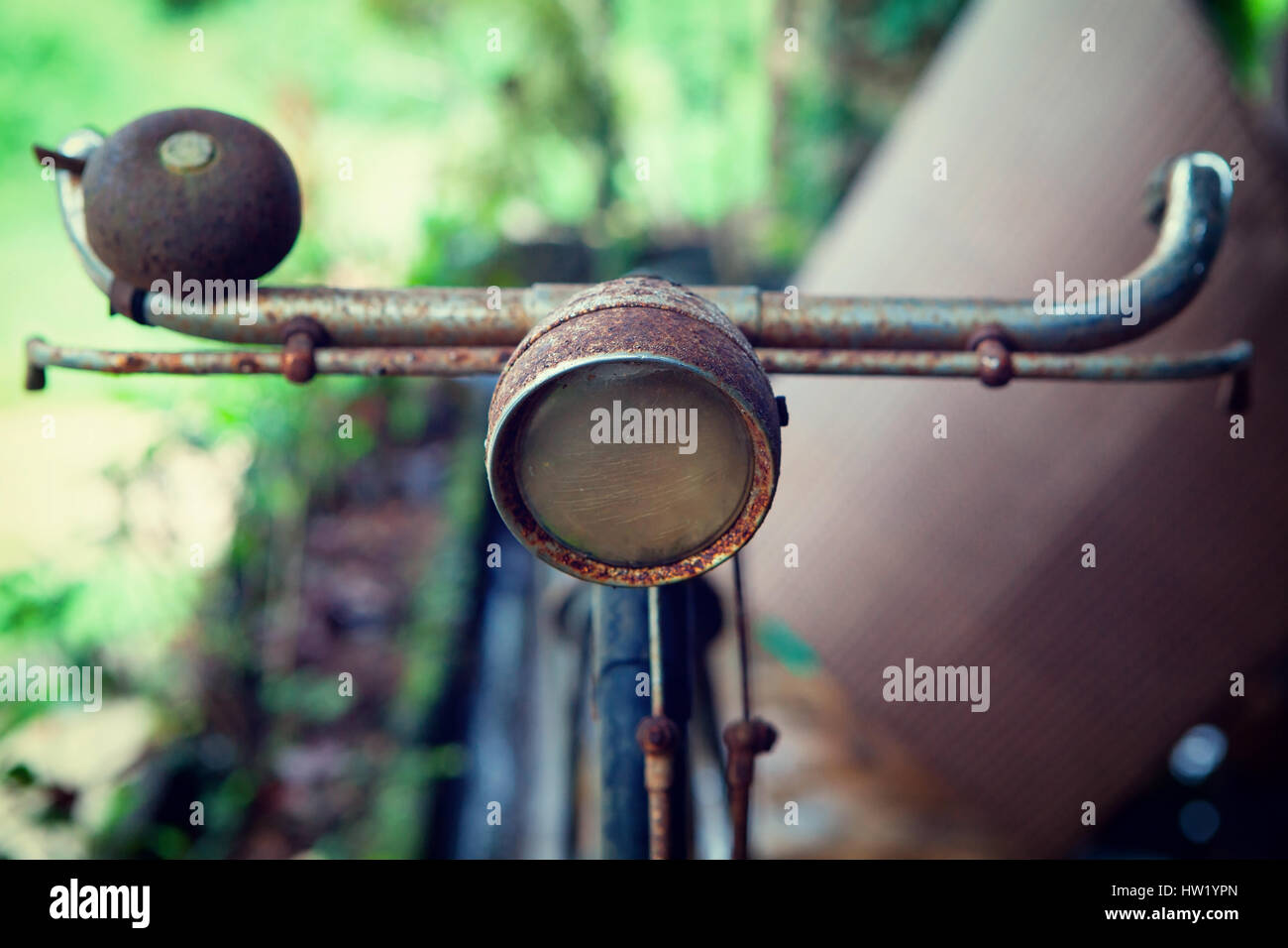 Old rusty vintage Bicycle route et le guidon avec un gros plan de Bell Banque D'Images