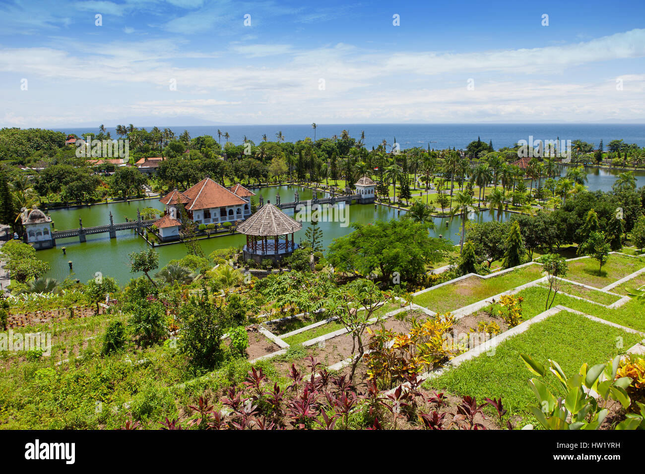 Panorama de Tirtagangga water Palace Bali Taman Ujung, journée ensoleillée, vue sur l'océan Banque D'Images