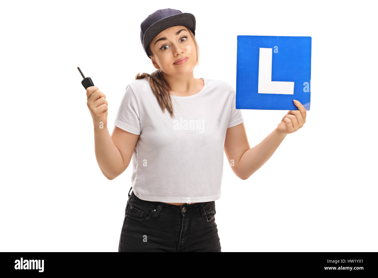 Confus teen girl holding une clé de voiture et d'un l-sign isolé sur fond blanc Banque D'Images