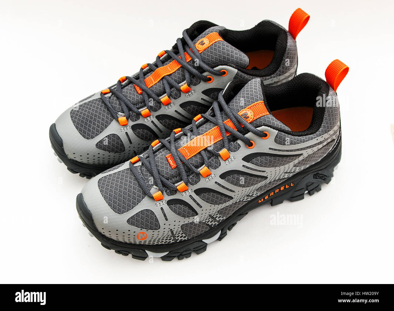 Une paire de tout nouveaux hommes gris chaussures de trail Edge Moab par Merrell isolé sur fond blanc. Banque D'Images