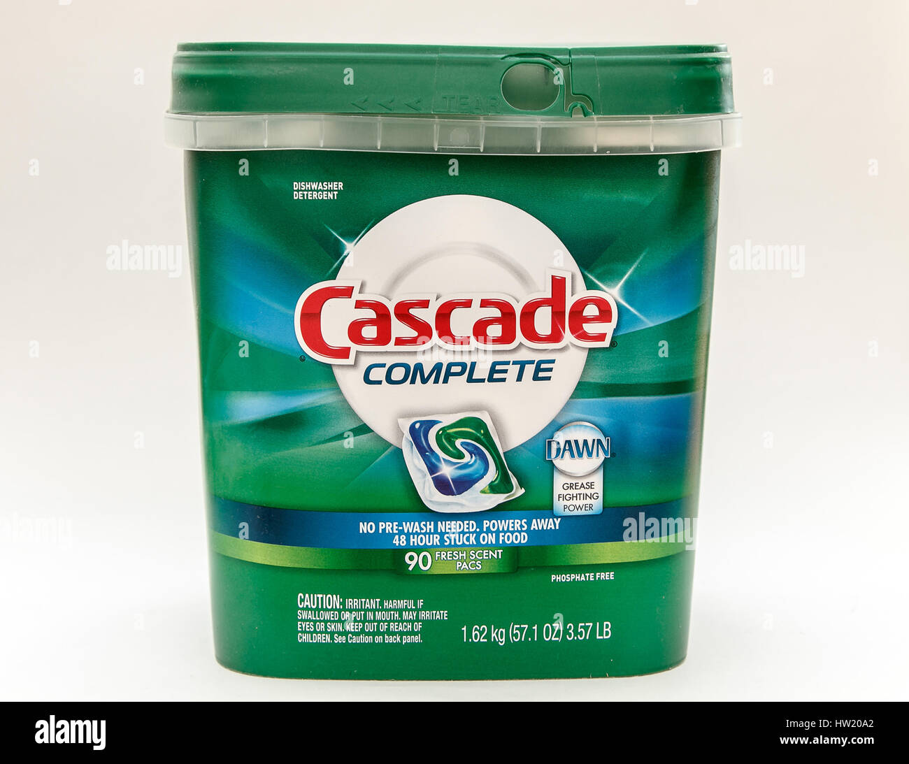 Un pack complet de Cascade lave-vaisselle capsules isolé sur fond blanc. Banque D'Images