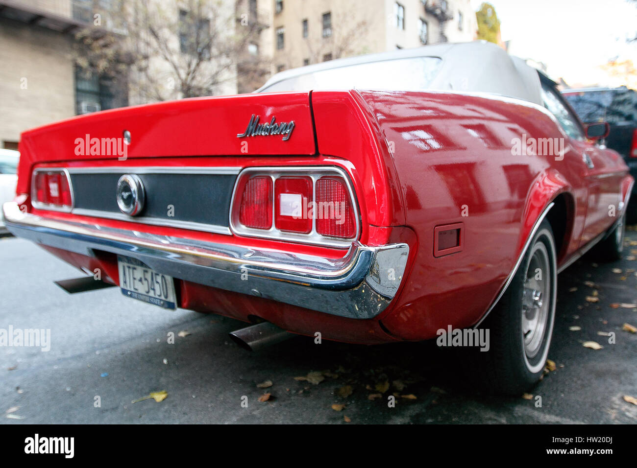 New York, 28 Novembre 2016 : Un classique Ford Mustang rouge est garée dans la rue à Manhattan. Banque D'Images
