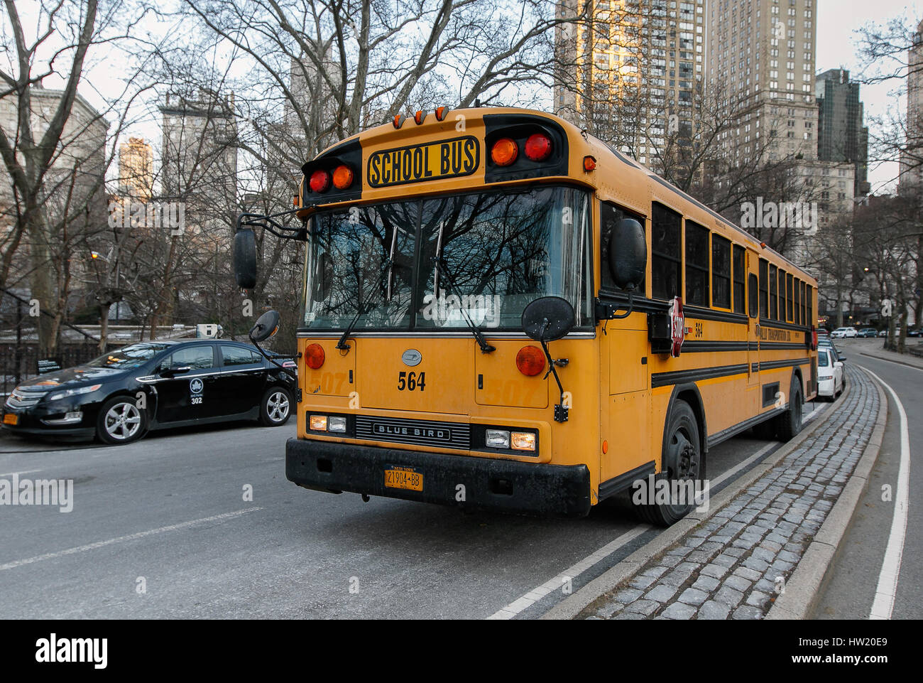 Un autobus scolaire est en attente en stationnement sur la route de l'Est de Central Park. Banque D'Images