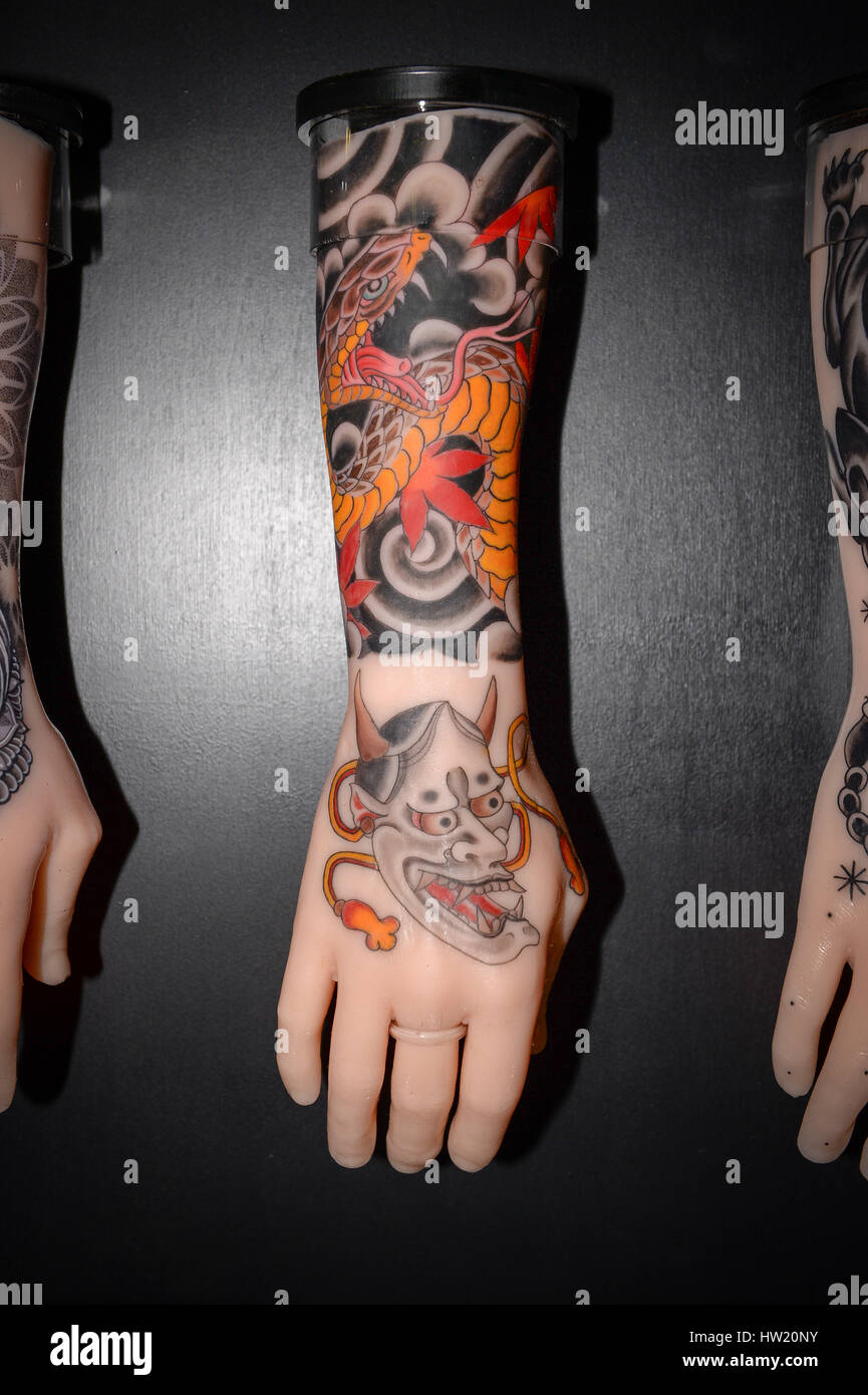 Motifs de tatouage sur certaines des armes de silicone à l'affiche au Musée maritime national à Falmouth, Cornwall, partie de l'exposition : l'art du tatouage tatouage britannique a révélé. Banque D'Images