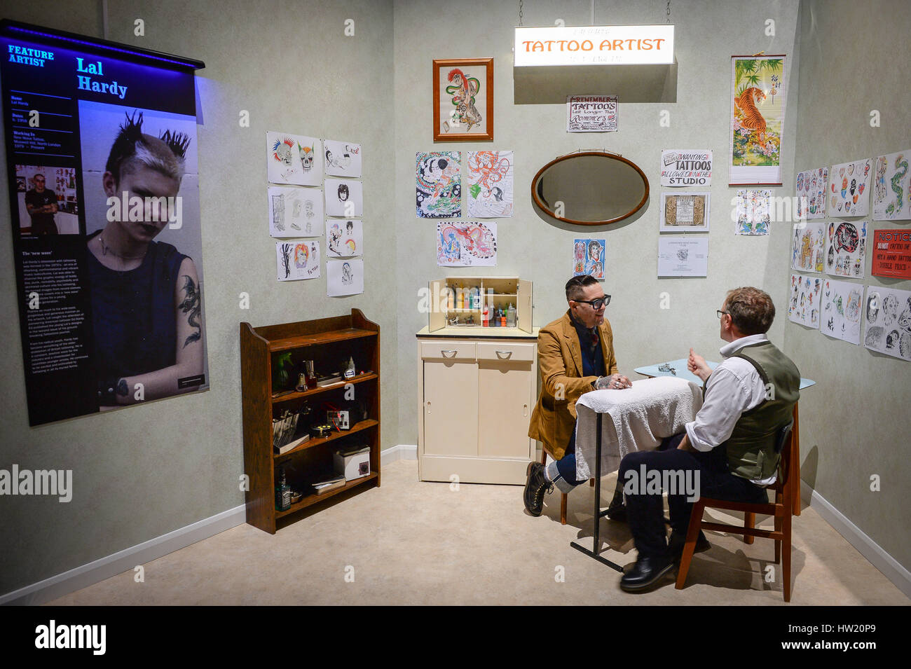 Une maquette d'un salon de tatouage à l'affiche au Musée maritime national à Falmouth, Cornwall, partie de l'exposition : l'art du tatouage tatouage britannique a révélé. Banque D'Images