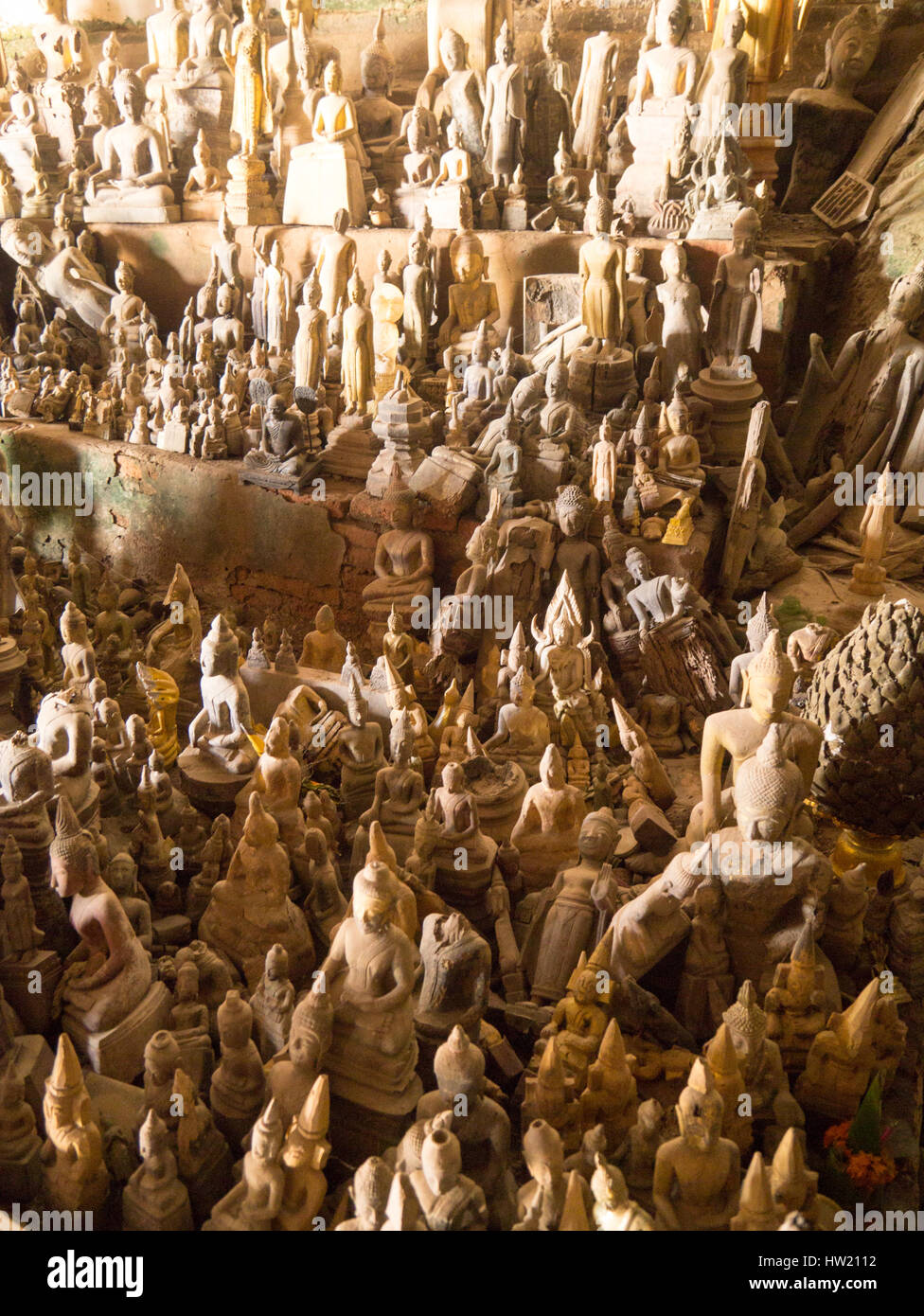 Grotte de Pak Ou sur le Mékong est célèbre pour les centaines de petits Buddahs en bois. Banque D'Images